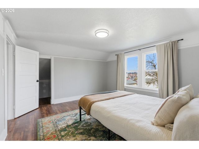 8243 Ne HASSALO St, Portland, OR 97220