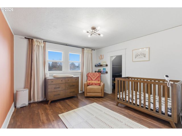 8243 Ne HASSALO St, Portland, OR 97220