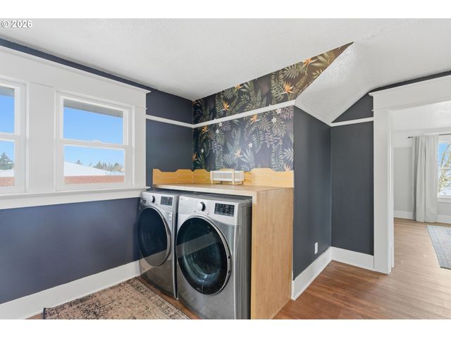 8243 Ne HASSALO St, Portland, OR 97220