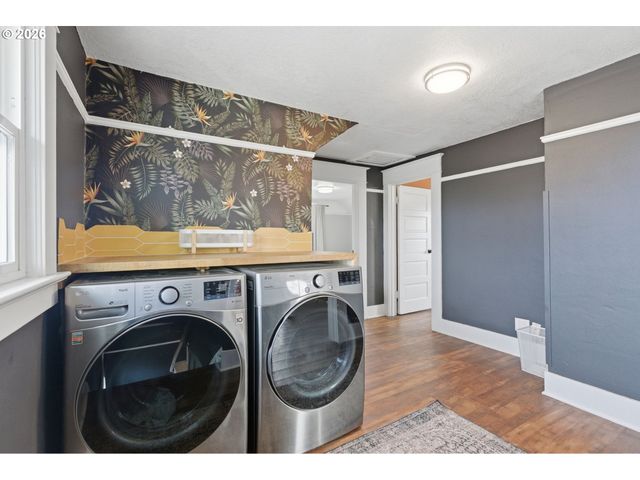 8243 Ne HASSALO St, Portland, OR 97220