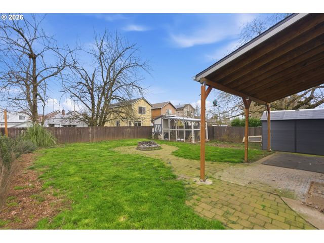 8243 Ne HASSALO St, Portland, OR 97220