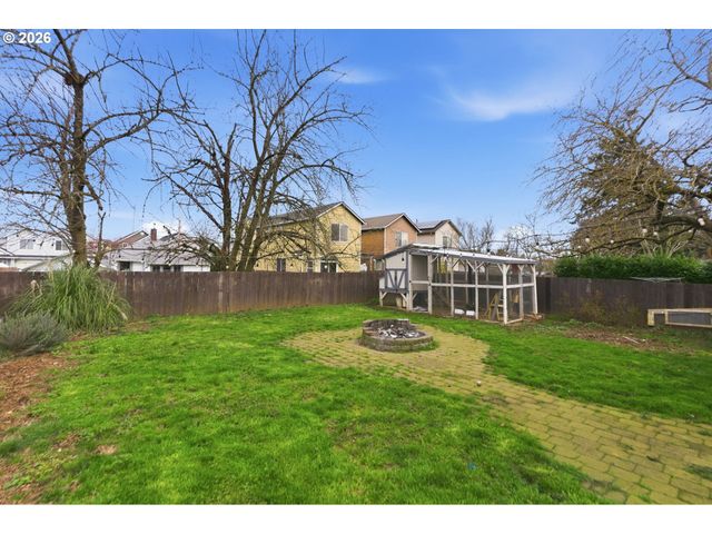 8243 Ne HASSALO St, Portland, OR 97220