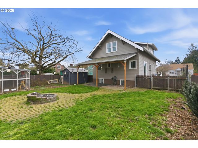8243 Ne HASSALO St, Portland, OR 97220