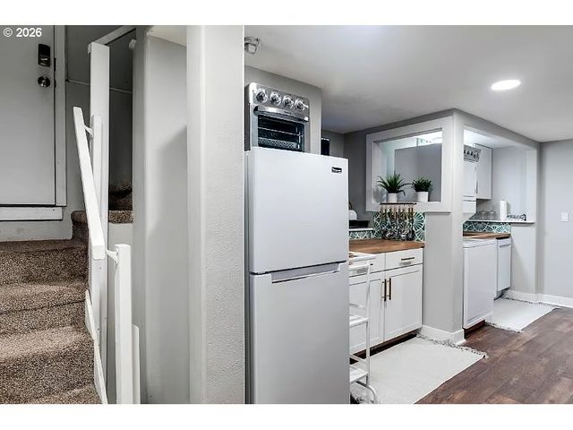 8243 Ne HASSALO St, Portland, OR 97220