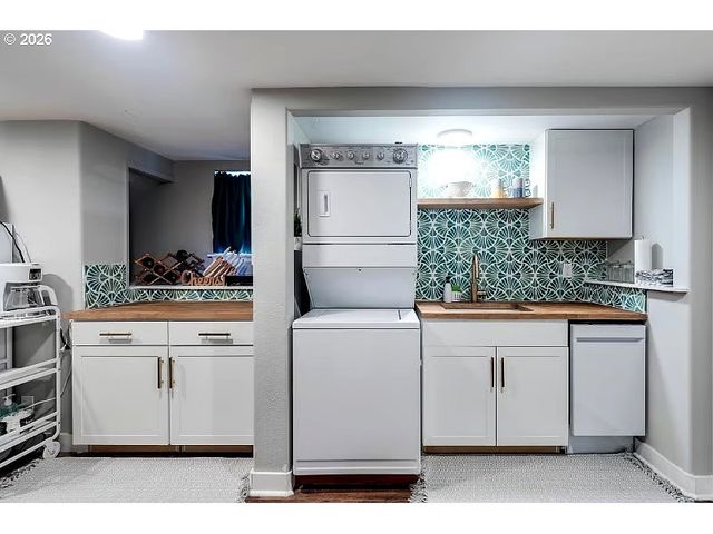 8243 Ne HASSALO St, Portland, OR 97220