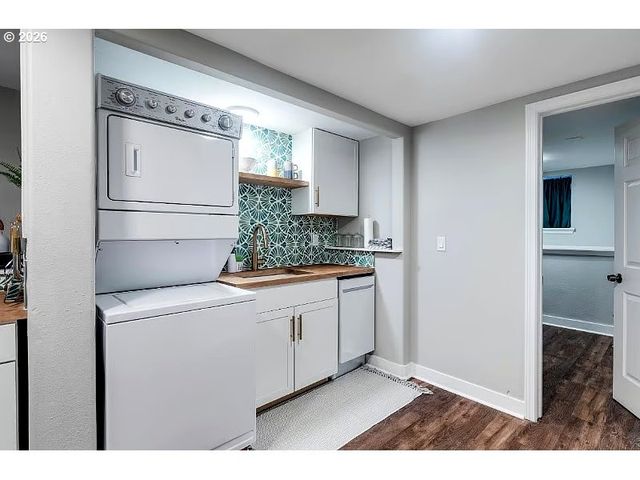 8243 Ne HASSALO St, Portland, OR 97220