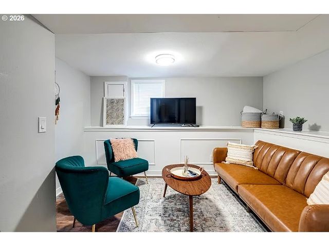 8243 Ne HASSALO St, Portland, OR 97220