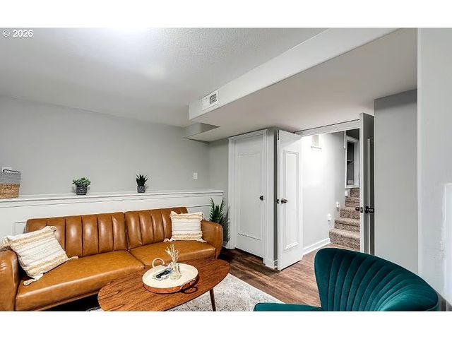 8243 Ne HASSALO St, Portland, OR 97220