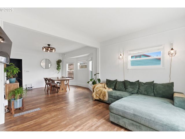 8243 Ne HASSALO St, Portland, OR 97220