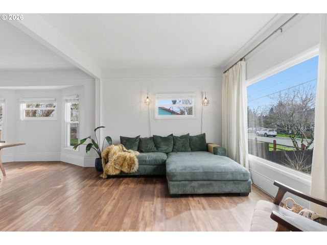 8243 Ne HASSALO St, Portland, OR 97220