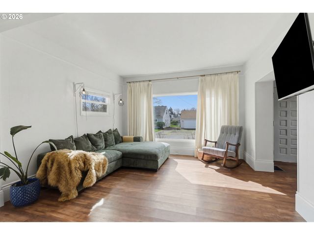 8243 Ne HASSALO St, Portland, OR 97220