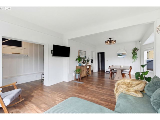 8243 Ne HASSALO St, Portland, OR 97220