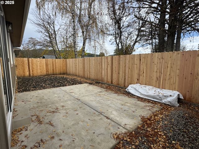 220 MILLER St, Sutherlin, OR 97479