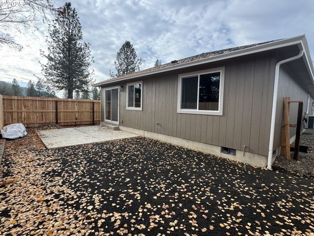 220 MILLER St, Sutherlin, OR 97479