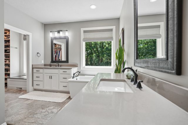 4865 Woody Creek Circle, Bettendorf, IA 52722