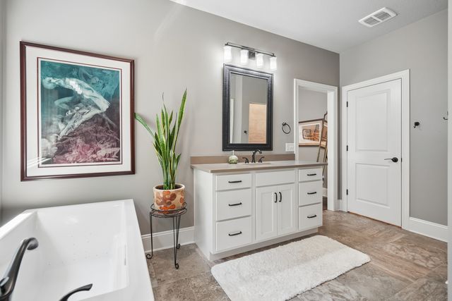 4865 Woody Creek Circle, Bettendorf, IA 52722