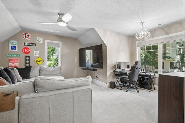 4865 Woody Creek Circle, Bettendorf, IA 52722