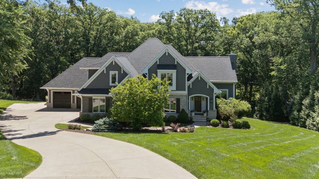 4865 Woody Creek Circle, Bettendorf, IA 52722
