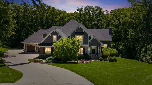 4865 Woody Creek Circle, Bettendorf, IA 52722