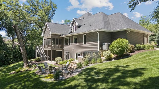 4865 Woody Creek Circle, Bettendorf, IA 52722