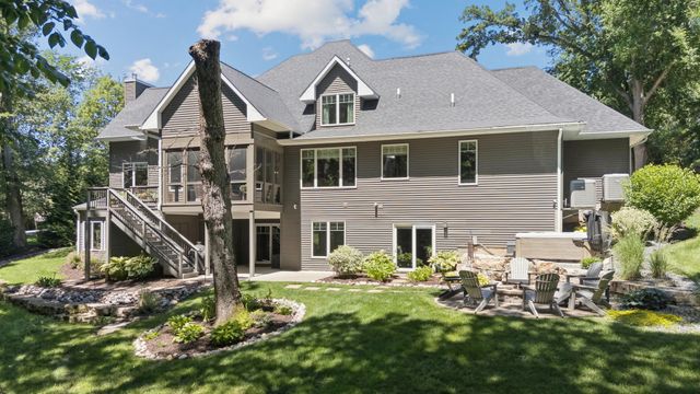 4865 Woody Creek Circle, Bettendorf, IA 52722