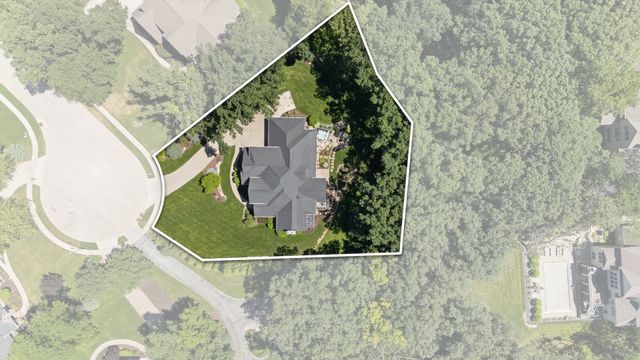 4865 Woody Creek Circle, Bettendorf, IA 52722