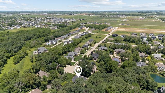 4865 Woody Creek Circle, Bettendorf, IA 52722