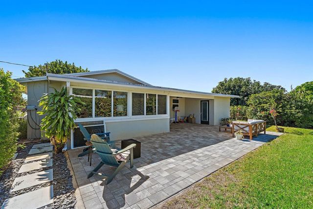 1401 N Lake Court, Lake Clarke Shores, FL 33406