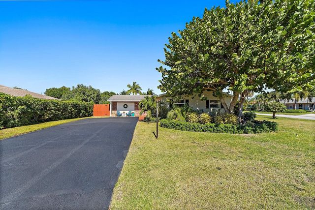 1401 N Lake Court, Lake Clarke Shores, FL 33406
