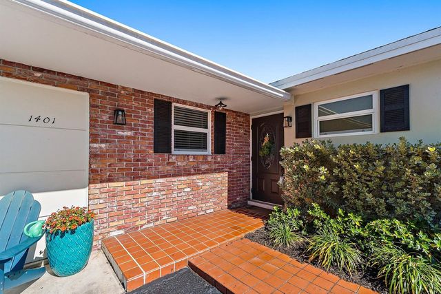 1401 N Lake Court, Lake Clarke Shores, FL 33406