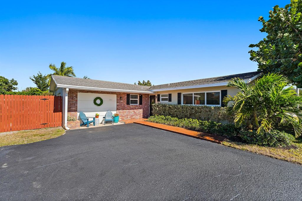 1401 N Lake Court, Lake Clarke Shores, FL 33406