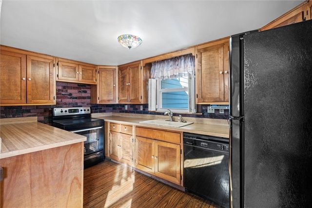 1007 Leslie St, Sharon, PA 16146