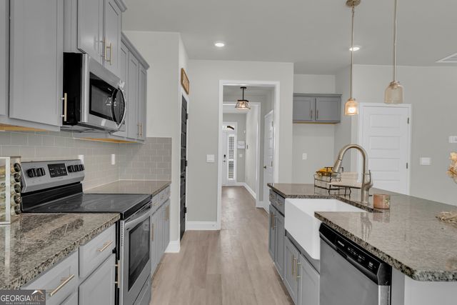 304 Magnolia Villas Dr, Cornelia, GA 30531