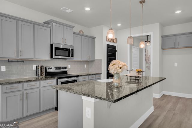 304 Magnolia Villas Dr, Cornelia, GA 30531