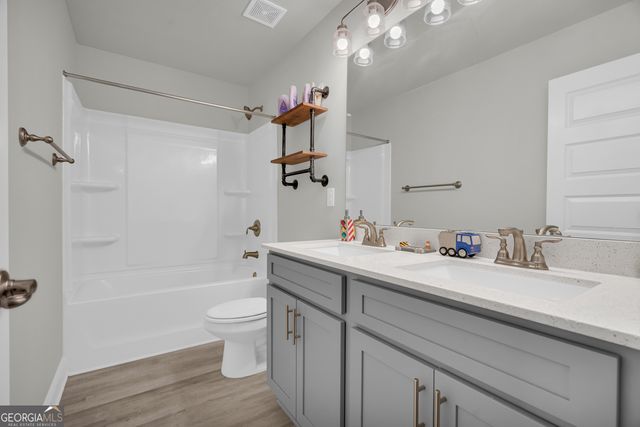 304 Magnolia Villas Dr, Cornelia, GA 30531