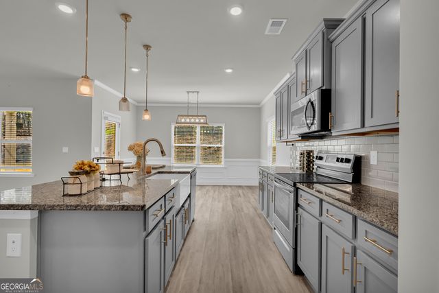 304 Magnolia Villas Dr, Cornelia, GA 30531