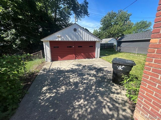 21970 Moross Road, Grosse Pointe, MI 48236