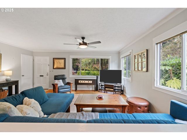 9342 N SAINT JOHNS Ave, Portland, OR 97203
