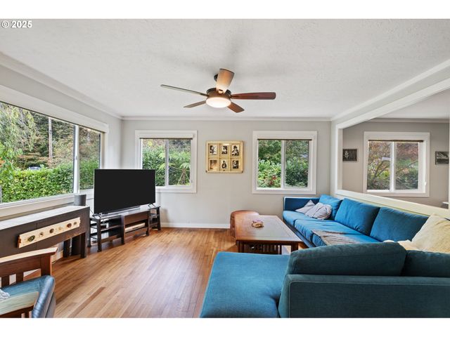 9342 N SAINT JOHNS Ave, Portland, OR 97203