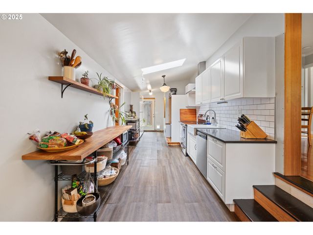 9342 N SAINT JOHNS Ave, Portland, OR 97203