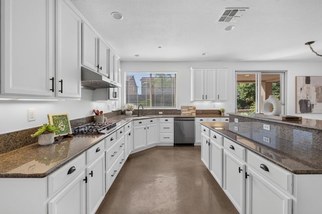 701 Rolling Green Dr, West Sacramento, CA 95605