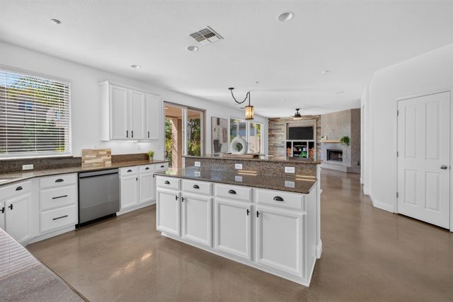 701 Rolling Green Dr, West Sacramento, CA 95605