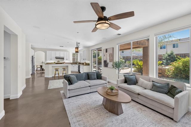 701 Rolling Green Dr, West Sacramento, CA 95605