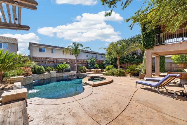 701 Rolling Green Dr, West Sacramento, CA 95605