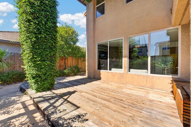 701 Rolling Green Dr, West Sacramento, CA 95605