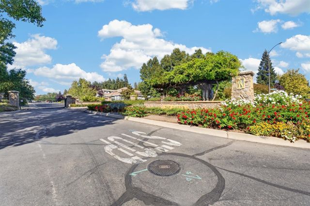 701 Rolling Green Dr, West Sacramento, CA 95605