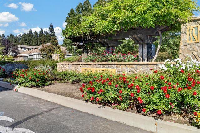 701 Rolling Green Dr, West Sacramento, CA 95605