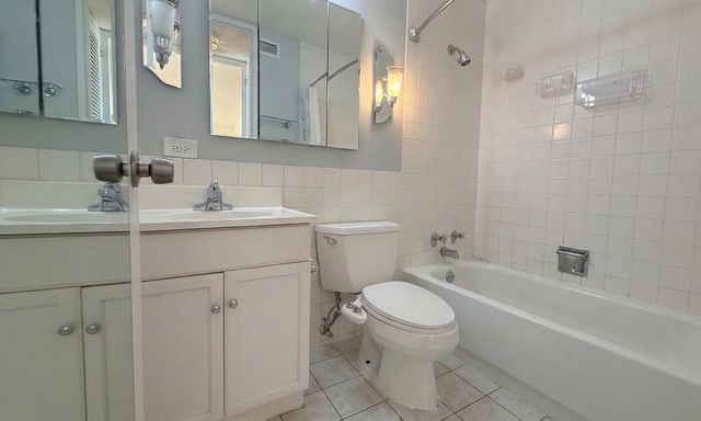 720 W Gordon Terrace 10B, Chicago, IL 60613