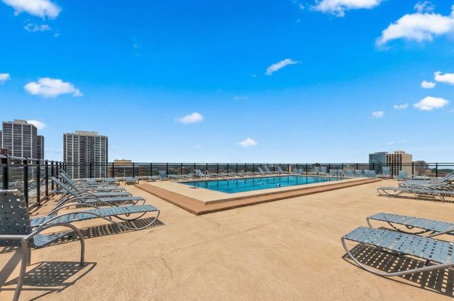 720 W Gordon Terrace 10B, Chicago, IL 60613