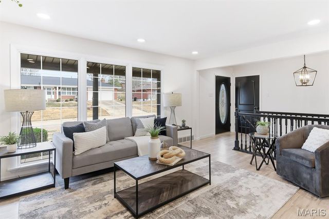 812 Camborne Drive, St Louis, MO 63125